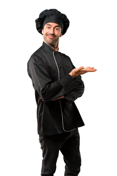 Chef Man Uniforme Preto Apresentando Produto Uma Ideia Enquanto Olha — Fotografia de Stock