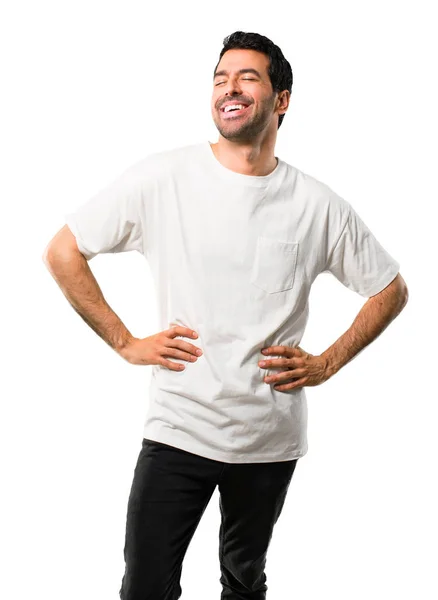 年轻男子与白色衬衫摆在臀部和笑在孤立的白色背景 — 图库照片
