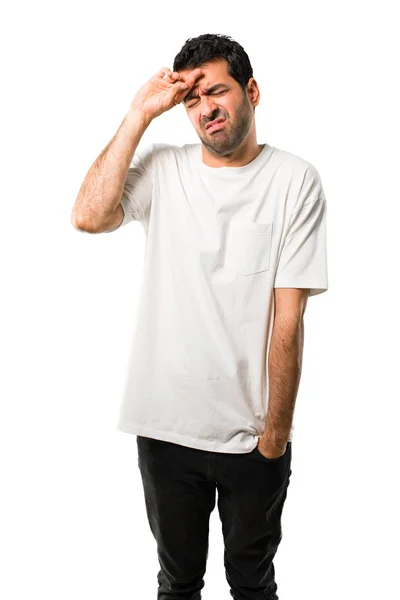 疲れや病気式分離の白い背景の上に白いシャツを持つ若者 — ストック写真