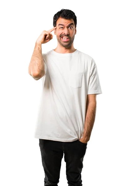 穿着白衬衣的年轻人把手指放在被孤立的白色背景上的头上 — 图库照片