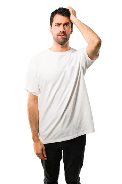 Młody Człowiek Białą Koszulę Wyrazem Frustracji Nie Rozumiejąc Mylić Wskazując — Zdjęcie stockowe
