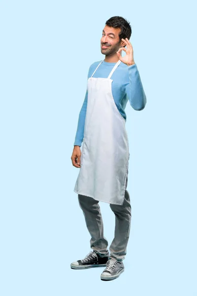 Corpo Inteiro Homem Vestindo Avental Mostrando Sinal Com Dedos Enquanto — Fotografia de Stock
