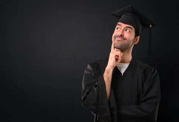 Muž Universitě Maturitní Den Stál Přemýšlel Myšlenka Při Pohledu Černém — Stock fotografie