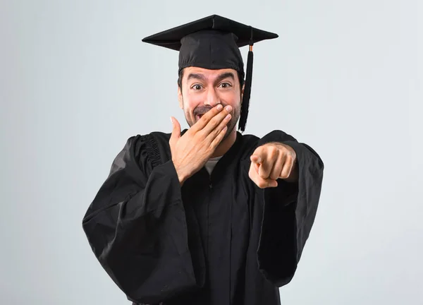 Man Zijn Graduatie Dag Universiteit Aan Wijzen Met Vinger Naar — Stockfoto