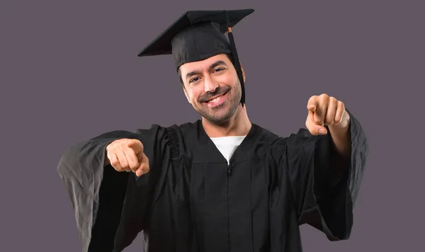 Hombre Día Graduación Universidad Señala Dedo Usted Mientras Sonríe Fondo — Foto de Stock