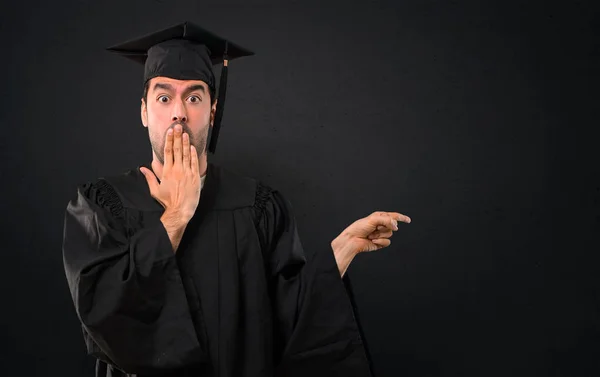 Homem Seu Dia Formatura Universidade Apontando Dedo Para Lado Apresentando — Fotografia de Stock