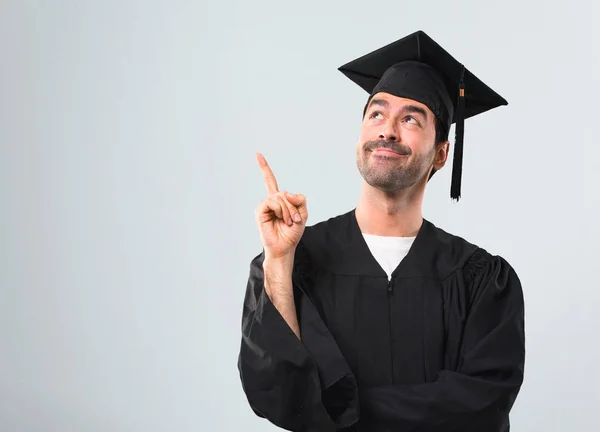Mann Seiner Abschlussfeier Universität Zeigt Mit Dem Zeigefinger Auf Eine — Stockfoto