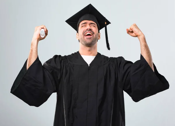 Muž Universitě Maturitní Den Slaví Vítězství Pozici Vítěze Šedém Pozadí — Stock fotografie