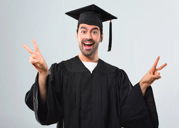 Muž Universitě Maturitní Den Úsměvem Ukazuje Znamení Vítězství Oběma Rukama — Stock fotografie