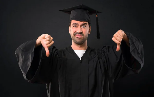 Mann Auf Seiner Abschlussfeier Universität Zeigt Daumen Nach Unten Mit — Stockfoto