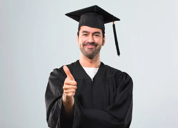 Man Zijn Graduatie Dag Universiteit Geven Een Duim Omhoog Gebaar — Stockfoto