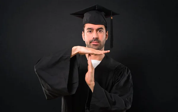 Man Zijn Graduatie Dag Universiteit Maken Stop Gebaar Met Haar — Stockfoto