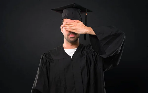 Man Zijn Graduatie Dag Universiteit Omvat Ogen Door Handen Wil — Stockfoto
