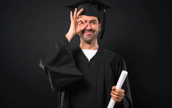 Man Zijn Graduatie Dag Universiteit Maakt Grappige Gek Gezicht Emotie — Stockfoto