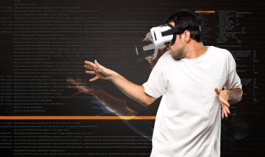 Sanal gerçeklik modu içinde bir şey dokunmak VR glassestrying kullanan adam
