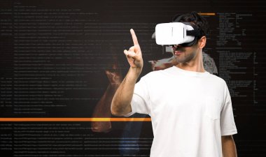 Sanal gerçeklik modu içinde şeffaf ekranda dokunmadan Vr gözlük kullanan adam