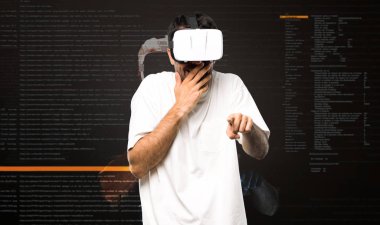 Sanal gerçeklik modu içinde açık işaret Vr gözlük kullanan adam