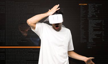 Sanal gerçeklik modu içinde yapım sürpriz jest VR kullanan adam gözlük