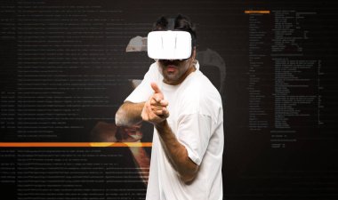 Sanal gerçeklik modu içinde sanal bir tabancayla ateş Vr gözlük kullanan adam