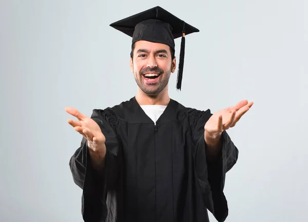 Mann Seinem Abschlusstag Universität Präsentiert Und Einlädt Mit Der Hand — Stockfoto