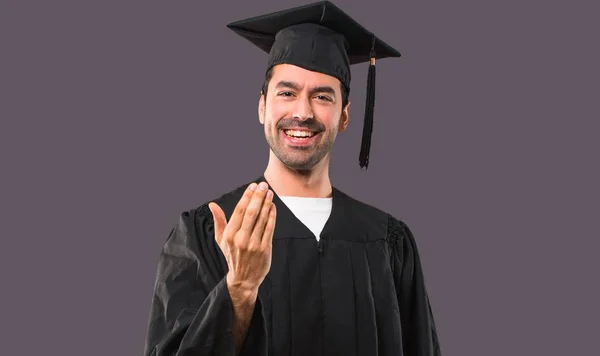 Man Zijn Graduatie Dag Universiteit Presenteren Uitnodigen Komen Met Hand — Stockfoto