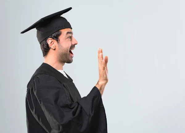 Onun Mezuniyet Günü Üniversitesi Gri Arka Plan Üzerinde Mutlu Ifade — Stok fotoğraf