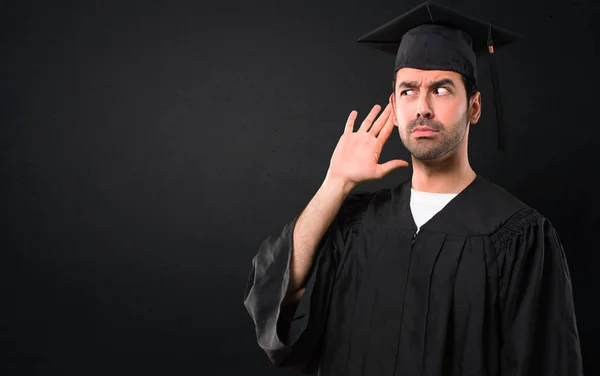 Man Zijn Graduatie Dag Universiteit Luisteren Naar Iets Door Hand — Stockfoto
