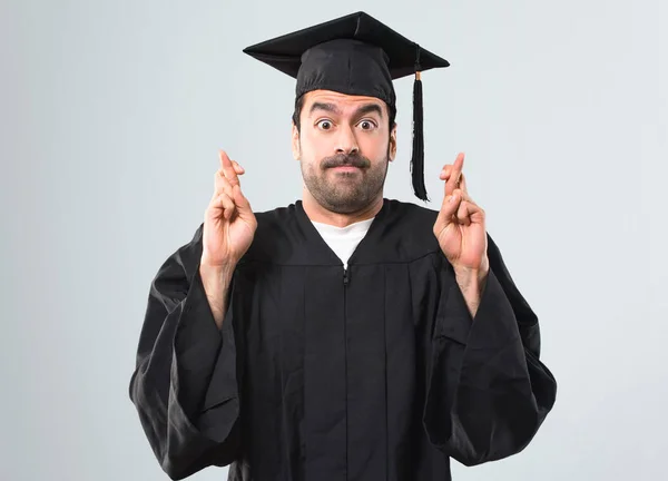 Man Zijn Graduatie Dag Universiteit Met Vingers Oversteken Wens Het — Stockfoto