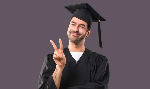 Man Zijn Graduatie Dag Universiteit Gelukkig Tellen Twee Met Vingers — Stockfoto