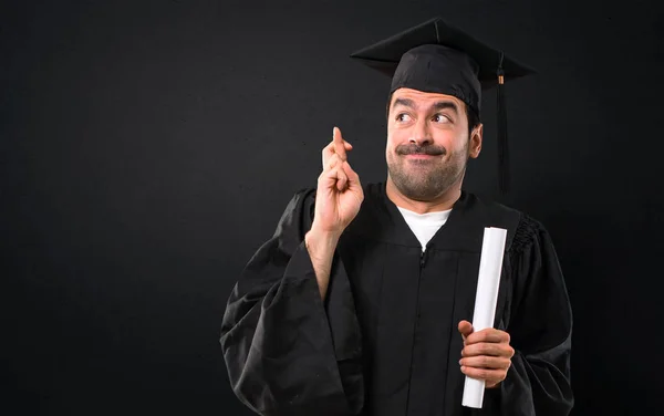 Homem Seu Dia Formatura Universidade Com Dedos Cruzando Desejando Melhor — Fotografia de Stock