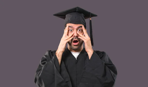 Homme Jour Son Diplôme Université Surpris Couvrant Visage Avec Les — Photo