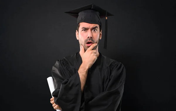 Man Zijn Graduatie Dag Universiteit Verrast Geschokt Terwijl Rechts Expressieve — Stockfoto