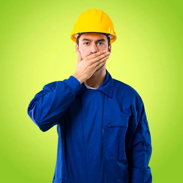 Junger Arbeiter Mit Helm Der Den Mund Mit Den Händen — Stockfoto