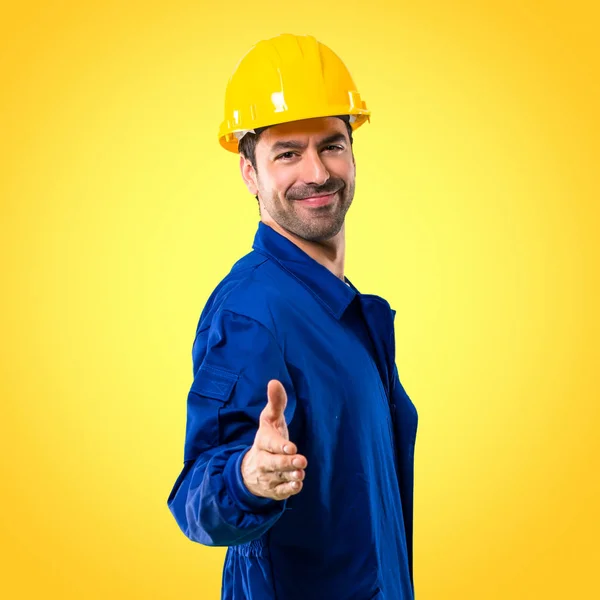 노란색 핸드셰이킹과 노동자 — 스톡 사진