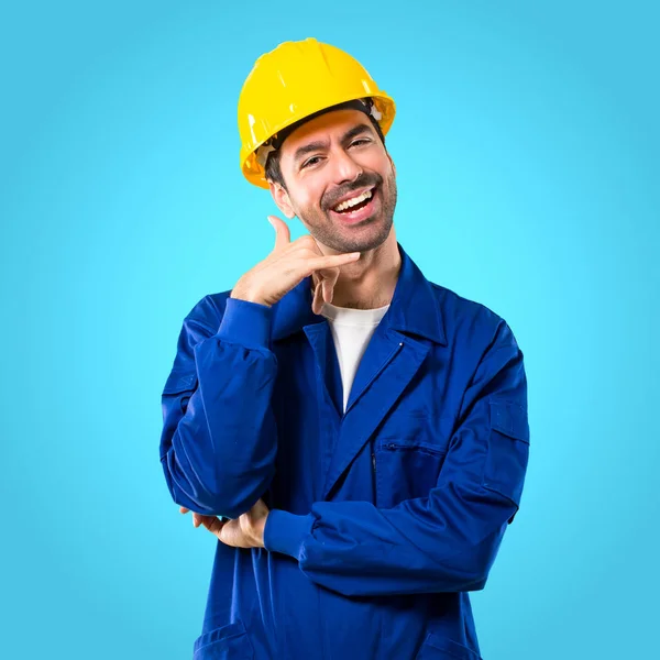 Joven Obrero Con Casco Haciendo Gesto Telefónico Hablando Con Alguien —  Fotos de Stock