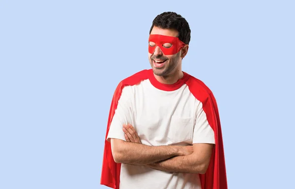 Superhero Człowiek Pelerynie Maski Czerwony Utrzymując Ramiona Skrzyżowanymi Jednocześnie Uśmiechając — Zdjęcie stockowe