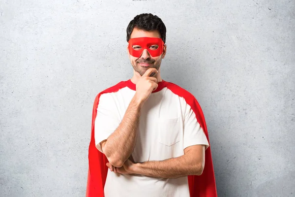 Hombre Superhéroe Con Máscara Capa Roja Sonriendo Mirando Hacia Frente —  Fotos de Stock