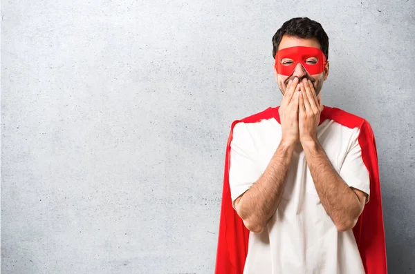 Hombre Superhéroe Con Máscara Capa Roja Sonriendo Mucho Mientras Cubre —  Fotos de Stock