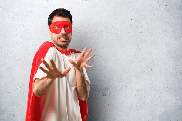 Superhéroe Hombre Con Máscara Capa Roja Poco Nervioso Asustado Estirando —  Fotos de Stock