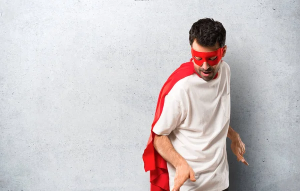 Supereroe Uomo Con Maschera Mantello Rosso Godere Ballare Mentre Ascolta — Foto Stock