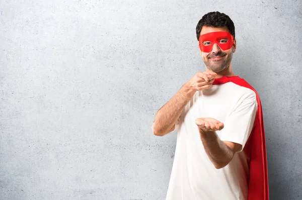 Hombre Superhéroe Con Máscara Capa Roja Sosteniendo Espacio Copia Imaginario —  Fotos de Stock