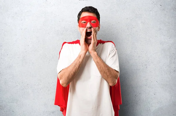 Hombre Superhéroe Con Máscara Capa Roja Gritando Con Boca Abierta —  Fotos de Stock