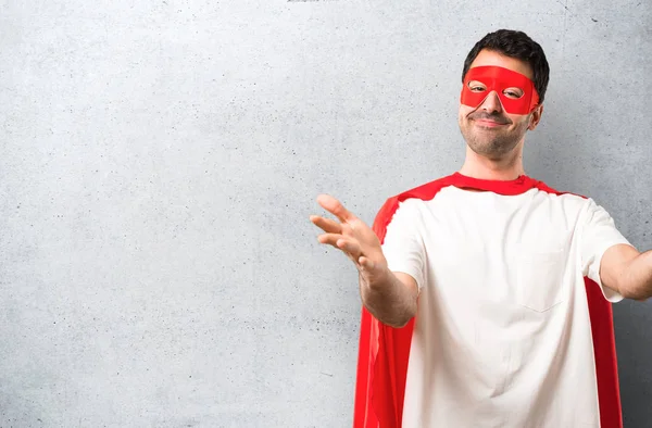 Superhero Człowiek Maska Czerwony Cape Prezentacji Zapraszając Pochodzą Ręki Szczęśliwy — Zdjęcie stockowe