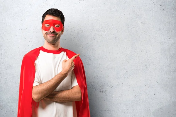 Hombre Superhéroe Con Máscara Capa Roja Apuntando Hacia Lado Con —  Fotos de Stock