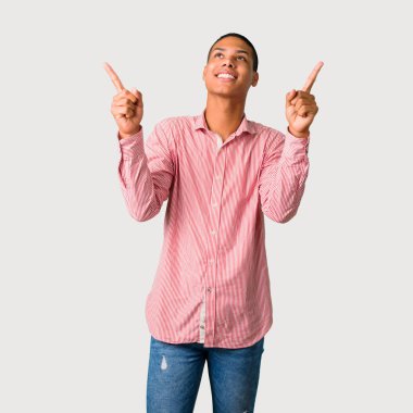 Harika bir fikir işaret parmağı ile işaret ve gri arka plan üzerinde ararken genç Afro-Amerikan adam