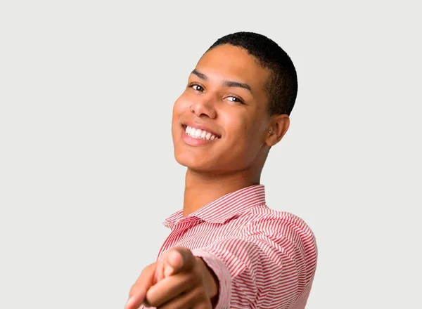 Afro Amerikai Fiatalember Pont Ujját Rád Egy Magabiztos Kifejezés Szürke — Stock Fotó
