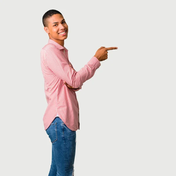 Joven Hombre Afroamericano Señalando Con Dedo Hacia Lado Presentando Producto —  Fotos de Stock