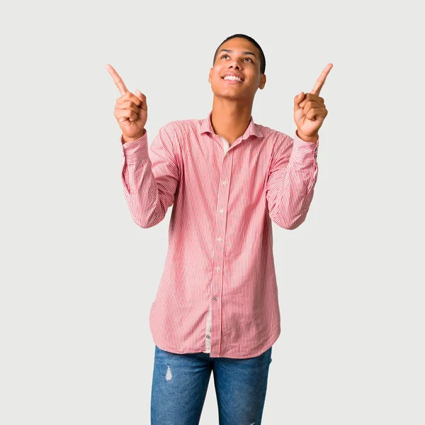 Harika bir fikir işaret parmağı ile işaret ve gri arka plan üzerinde ararken genç Afro-Amerikan adam