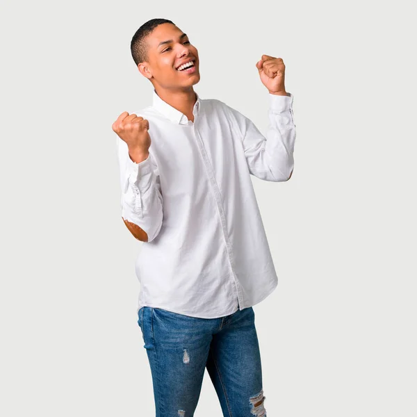Jovem Afro Americano Comemorando Uma Vitória Posição Vencedor Fundo Cinza — Fotografia de Stock