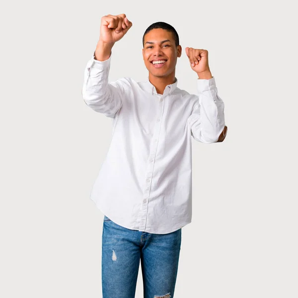 Jovem Afro Americano Celebrando Uma Vitória Surpreso Por Ser Bem — Fotografia de Stock